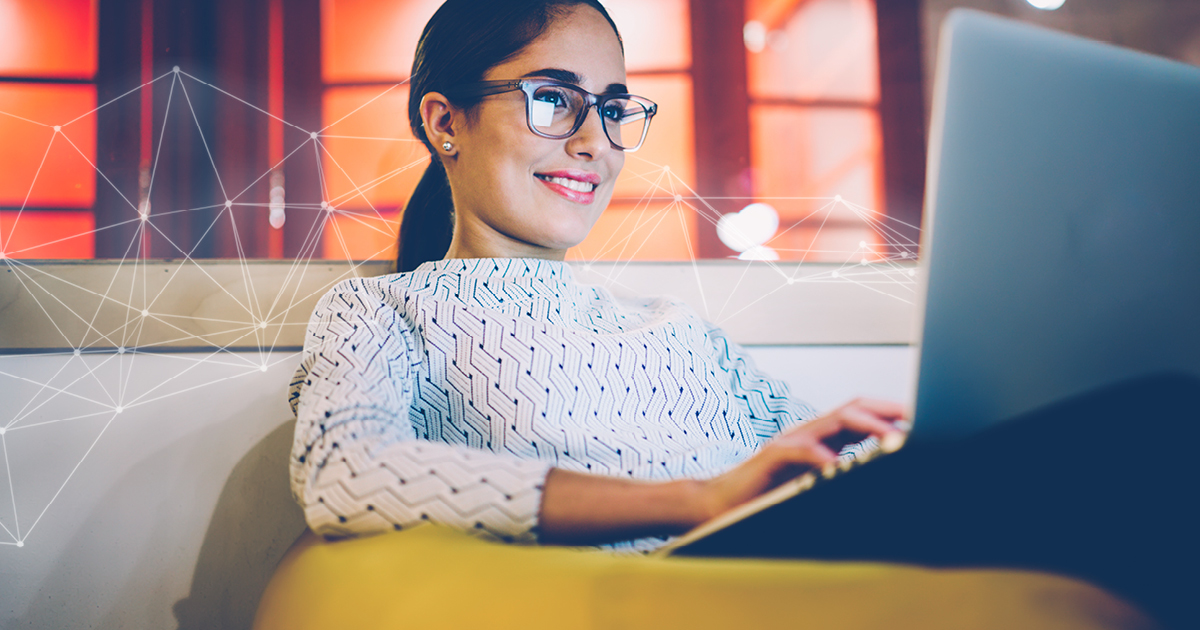 Suomalainen valokuitu. Nainen käyttää kannettavaa tietokonetta.