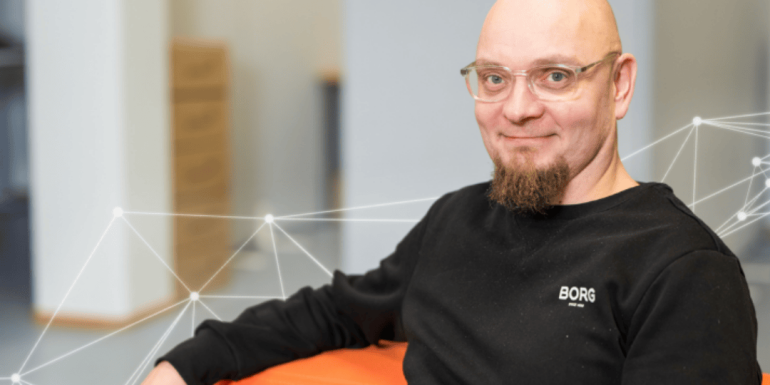 Palvelunumeromme muuttuvat mieshenkilö sohvalla