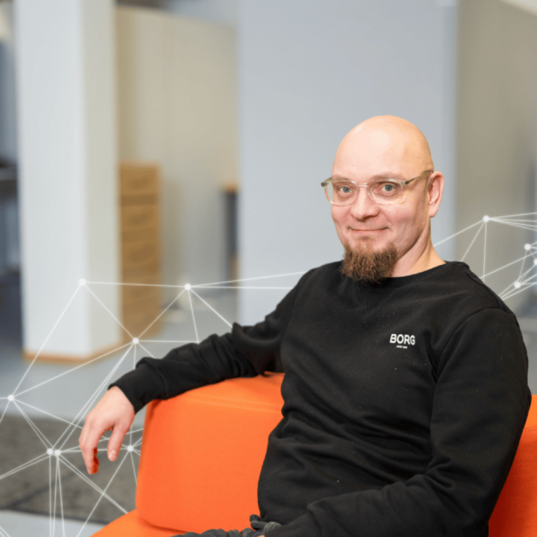 Palvelunumeromme muuttuvat mieshenkilö sohvalla