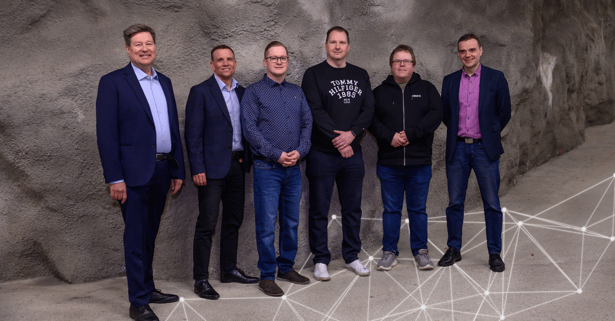 Ryhmä henkilöitä datakeskusympäristössä