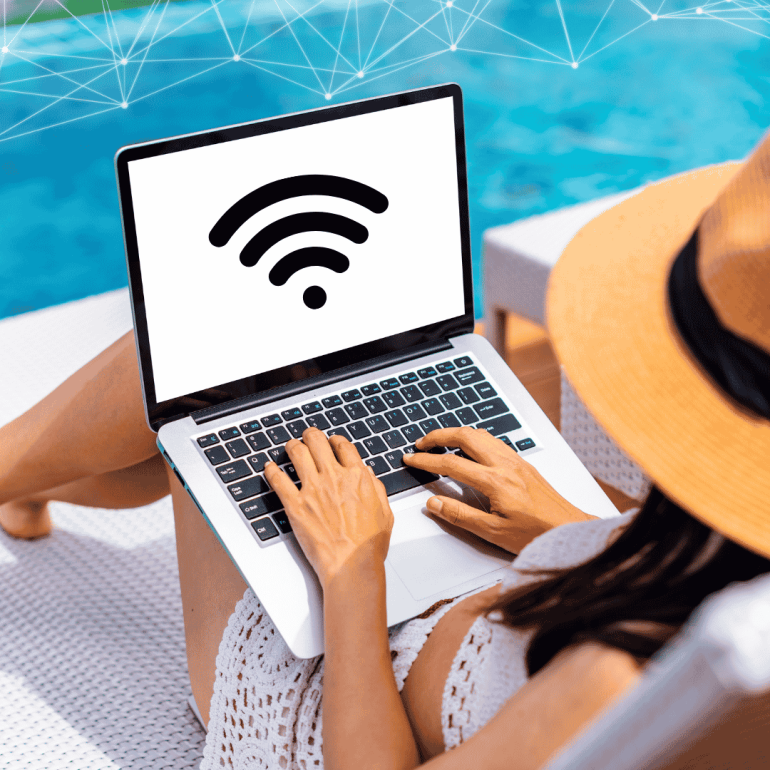 Henkilö käyttää avointa WiFi-verkkoa kannettavalla tietokoneella lomalla uima-altaan äärellä
